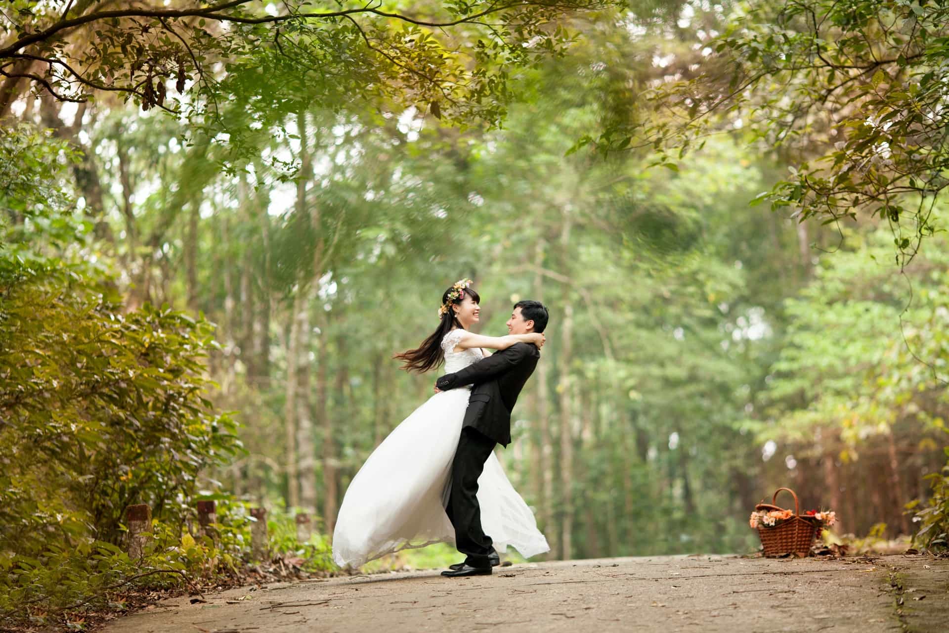Hochzeit - Brautpaar im Wald