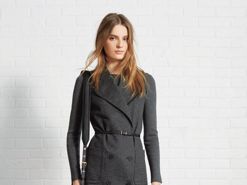 Mit diesem klassischen Manteltyp kann eine Frau nur wenig falsch machen: Ein tailliertes Modell mit größerer Unterlänge streckt die Silhouette optisch. Hier ein Beispiel von MICHAEL Michael Kors (185 Euro). Foto: MICHAEL Michael Kors