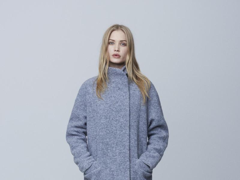 Ein klassisches Ausgehoutfit für den Winter: Ein eleganter Mantel in schmalem Schnitt, dazu Stiefel. So kombiniert zum Beispiel mbyM sein Modell (ca. 250 Euro). Foto: mbyM