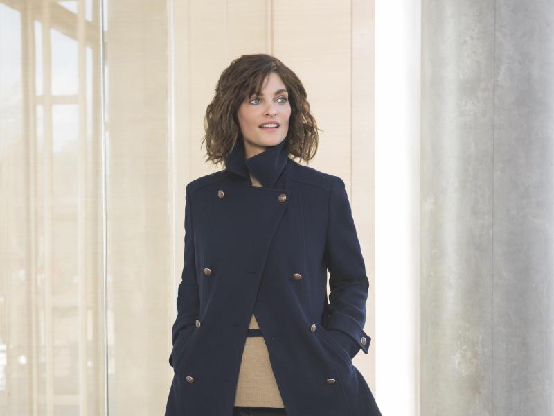 Mäntel im Militärstil mit Goldknöpfen sind in dieser Wintersaison im Trend. Hier ein Wollmantel in Marine von Basler (279 Euro). Foto: Basler