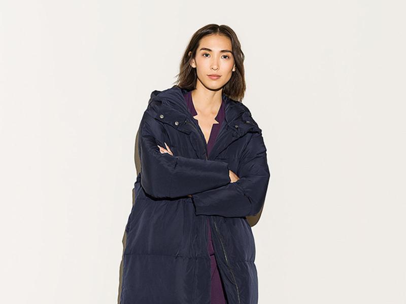 Er hält besonders warm: Der Daunenmantel ist praktisch, daher ist er diesen Winter auch wieder angesagt. Hier ein Modell in Dunkelblau von Liebeskind Berlin (299 Euro). Foto: Liebeskind Berlin